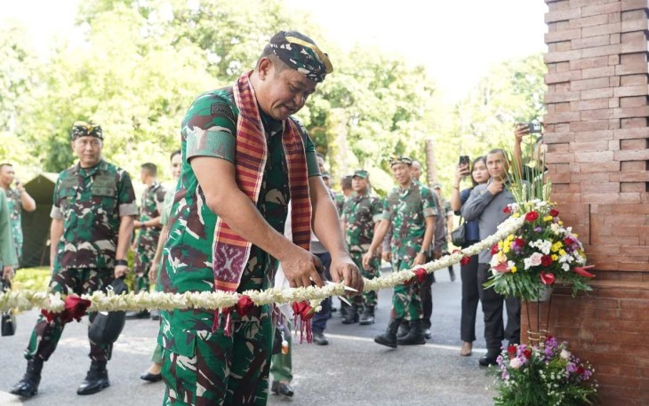 Panglima Komando Daerah Militer (Pangdam) IX/Udayana, Mayjen TNI Muhammad Zamroni, S.I.P., M.Si., mendampingi Kepala Staf Angkatan Darat (Kasad) Jenderal TNI Maruli Simanjuntak, M.Sc., dalam kunjungan kerja ke wilayah Kodam IX/Udayana pada Sabtu (8/2/2025)