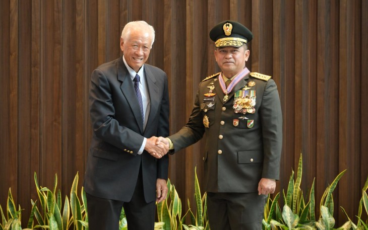 Kasad Jenderal TNI Maruli Simanjuntak, M.Sc. dan Menteri Pertahanan Singapura, Dr. Ng Eng Hen, dalam sebuah upacara resmi yang berlangsung di MINDEF (Kantor Menteri Pertahanan) Singapura, Kamis (17/4/2025).