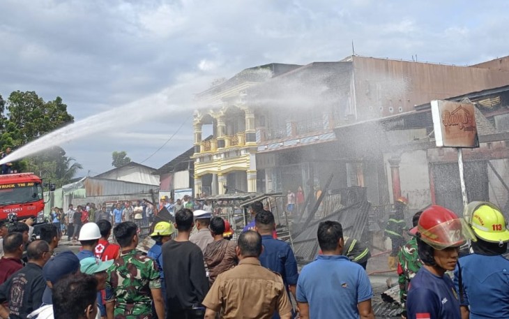 Aksi Sigap Tim Pemadam Kebakaran Lanud Sutan Sjahrir Bantu Padamkan Kebakaran Toko Milik Warga