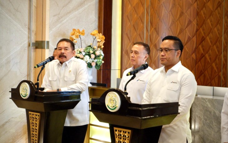 Jaksa Agung RI Burhanuddin menerima kunjungan Direktur Utama PT Pertamina (Persero) Simon Aloysius Mantiri pada Kamis 6 Maret 2025 di Gedung Utama Kejaksaan Agung, Jakarta