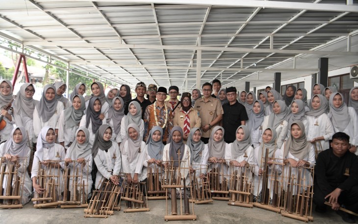 Wakil Menteri Pendidikan Dasar dan Menengah, Atip Latipulhayat, meninjau Implementasi Kurikulum Merdeka di SMAN 1 Padalarang, Kabupaten Bandung Barat, pada Jumat  (14/3)