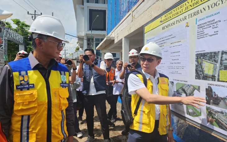 Menteri Pekerjaan Umum (PU), Dody Hanggodo, meninjau proyek revitalisasi Pasar Terban di Kota Yogyakarta pada Sabtu (22/2)