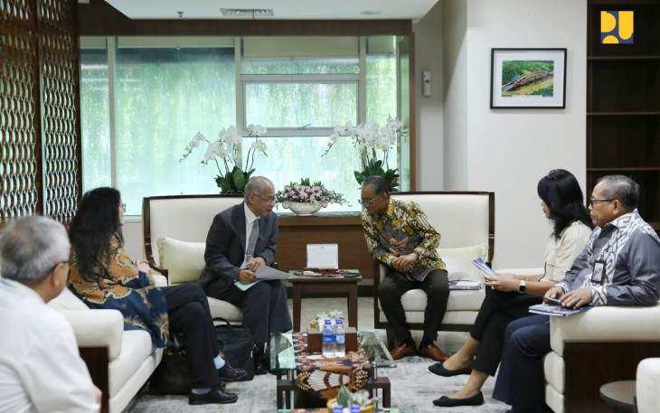 Menteri Pekerjaan Umum (PU) Dody Hanggodo didampingi Wakil Menteri PU Diana Kusumastuti dan Sekretaris Jenderal Kementerian PU Mohammad Zainal Fatah melakukan pertemuan dengan Koordinator High-Level Experts and Leaders Panel (HELP) on Water and Disasters Prof. Kenzo Hiroki di Kantor Kementerian PU, Jakarta, Selasa (4/2/2025)