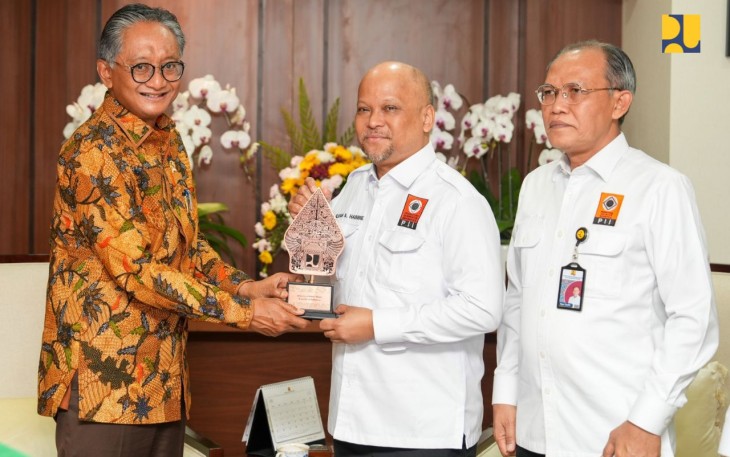 Menteri Pekerjaan Umum (PU) Dody Hanggodo menerima kunjungan tim Persatuan Insinyur Indonesia (PII) di Kementerian PU, Kamis (13/02/2025)