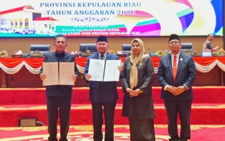 Penandatanganan Nota Kesepakatan Bersama dalam Rapat Paripurna yang digelar di Ruang Sidang Utama Balairung Raja Khalid Hitam, Dompak, Senin (24/11/2025).