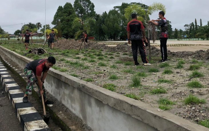 Prajurit Korem 121/ABW Bersihkan Pangkalan 