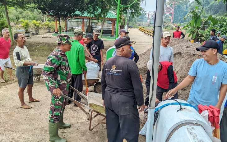 Anggota Kodim Ponorogo Lakukan Perbaikan Tanggul Sungai Jebol Bersama Warga