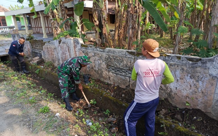 Kerja Bakti Pembersihan Parit oleh Babinsa dan Warga Desa Wonoasri
