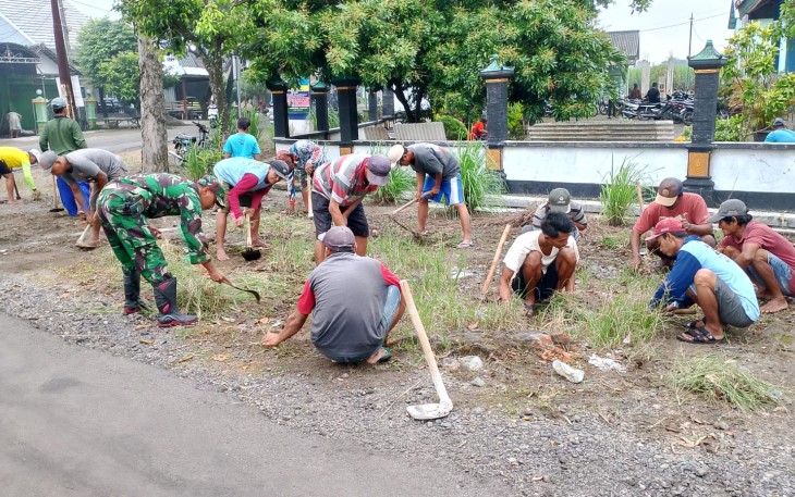 Babinsa Desa Kedungmaron Berpartisipasi dalam Kerja Bakti Kebersihan Lingkungan