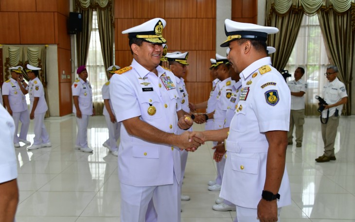 Panglima Komando Armada (Pangkoarmada) III Laksamana Muda TNI Hersan, S.H., M.Si., M.Tr.Opsla. didampingi Ketua Daerah Jalasenastri Armada  III Ny. Dita Hersan menghadiri upacara Serah Terima Jabatan (Sertijab) penting lingkup TNI AL
