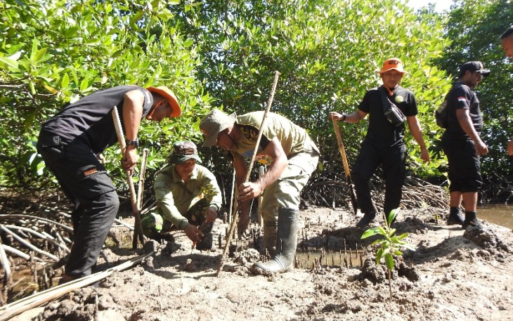 Langkah Konkret Menjaga Ekosistem Pantai dalam rangkaian Program TMMD Ke-123 di Desa Mangega