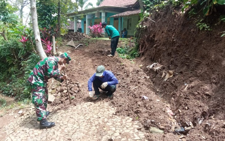 Babinsa Desa Ketandan Laksanakan Karya Bakti Perbaikan Jalan
