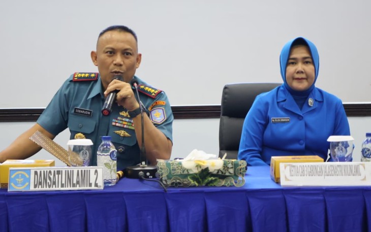 Komandan Satuan Lintas Laut Militer 2 (Dansatlinlamil 2) Kolonel Laut (P) Sobarudin M.T.r.Hanla., didampingi Ketua Cabang 3 Gabungan Kolinlamil Ny. Elza Sobarudin memberikan pengarahan pada acara Entry Briefing dihadapan Perwira, Bintara, Tamtama serta Pegawai Negeri Sipil (PNS) Satlinlamil 2 