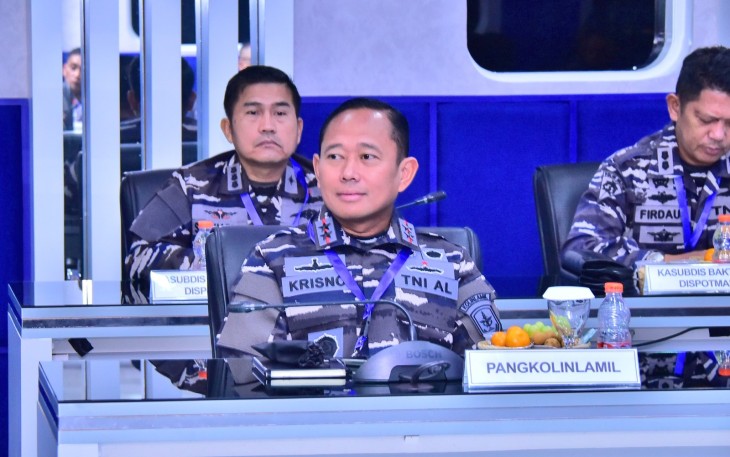  Panglima Komando Lintas Laut Militer Laksda TNI Hudiarto Krisno Utomo, PSC(j) M.A., M.M.S., CHRMP bersama Aspotmar Pangkolinlamil Kolonel Laut (P) Teguh Iman Wibowo, M.Tr.Opsla., menghadiri Rapat Kerja Teknis Potensi Maritim TNI AL Tahun 2025 yang berlangsung di Gedung Neptunus, Mabesal Cilangkap, Jumat (28/2)