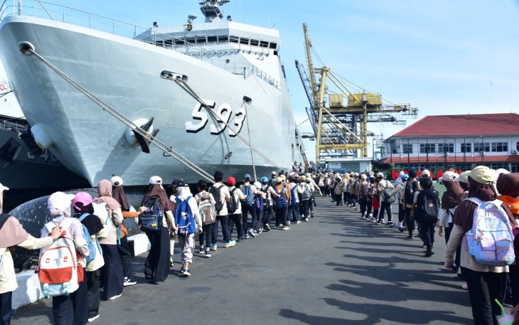 Pelajar SD Islam Asssuryaniyah Eksplor KRI Banda Aceh-593