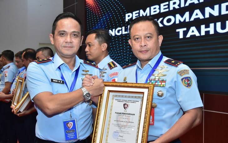 Pangkoopsud II saat Serahkan Penghargaan ke Satuan Terbaik dan Personel berprestasi
