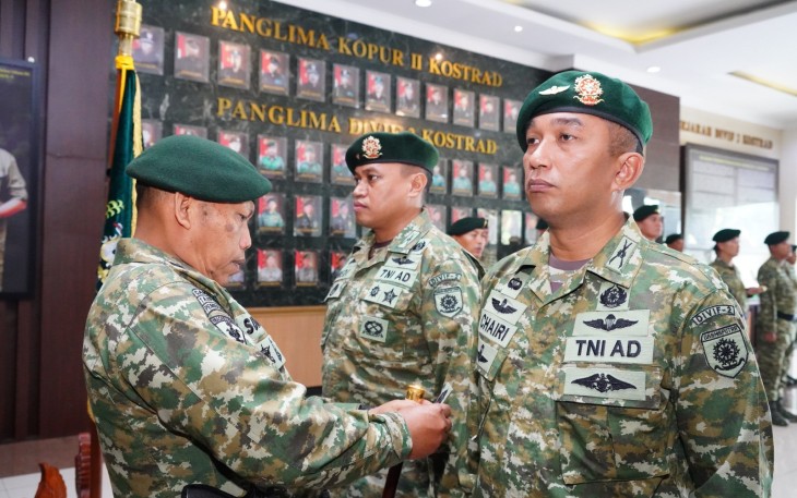 Panglima Divisi Infanteri 2 Kostrad menerima laporan korps serah terima jabatan sejumlah pejabat strategis di lingkungan Divif 2 Kostrad, Malang (18/4/2025).