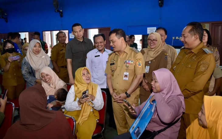 Gubernur Jawa Tengah Ahmad Luthfi saat meninjau pelaksanaan peluncuran Program Speling, di Balai Desa Bulurejo, Kecamatan Gondangrejo, Kabupaten Karanganyar, Senin (10/3/2025)
