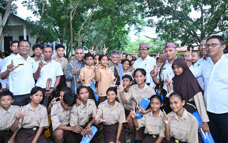 Bulan puasa tak menyurutkan langkah Menteri Pendidikan Dasar dan Menengah (Mendikdasmen), Abdul Mu'ti, untuk mengawali pagi dengan menyapa guru, kepala sekolah, dan siswa di SMP N 1 Komodo, Labuan Bajo