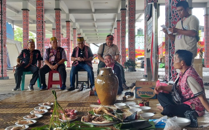 Dewan Adat Dayak (DAD) Kota Pontianak membuka rangkaian kegiatan Naik Dango ke-2 dengan menggelar ritual adat Ngampar Bide di Rumah Radangk Pontianak, Kamis (24/4) 