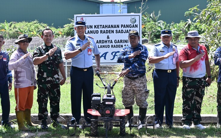 Komandan Lanud Raden Sadjad (Danlanud RSA) Natuna, Kolonel Pnb I Ketut Adiyasa Ambara, secara simbolis menyerahkan mesin bajak pertanian (hand traktor tangan) untuk mendukung pengelolaan lahan pertanian di RSA Farm Lanud RSA, Kabupaten Natuna, Provinsi Kepulauan Riau, Kamis (6/3/2025)