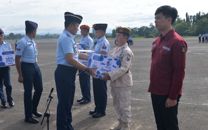 Komandan Lanud Sultan Hasanuddin Marsma TNI Arifaini Nur Dwiyanto, M. Han, memimpin upacara bendera mingguan yang dirangkaikan apel khusus jelang cuti lebaran Idul Fitri 1446 Hijriah tahun 2025