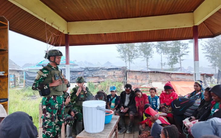 TNI dan Warga Eronggobak Ibadah dan Makan Bersama  