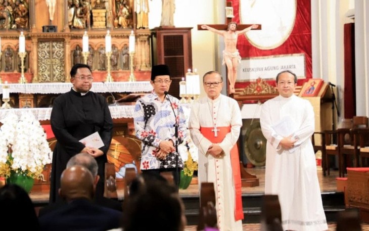 Menteri Agama Nasaruddin Umar menyampaikan sambutan sebelum pelaksanaan Misa Requiem bagi Paus Fransiskus di Gereja Katedral Jakarta. Turut hadir, Uskup Agung Jakarta, Ignatius Kardinal Suharyo