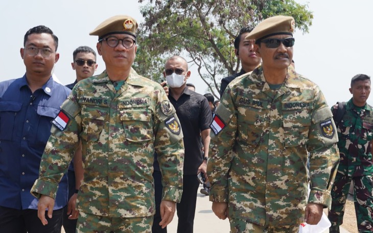 Mendes PDT Yandri Susanto dan Wakil Mendes dan PDT Ahmad Riza Patria, saat menghadiri Upacara Gelar Pasukan dan Kehormatan Militer di Lapangan Udara (Lanud) Suparlan Pusdiklatpassus Batujajar, Bandung, Jawa Barat. Minggu (10/8/2025).