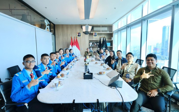 Menteri Ekonomi Kreatif, Teuku Riefky Harsya, menerima audiensi dari siswa dan siswi SMA Taruna Nusantara Malang yang berlangsung di kantor Kementerian Ekonomi Kreatif, Jakarta, Rabu (24/12/2025).
