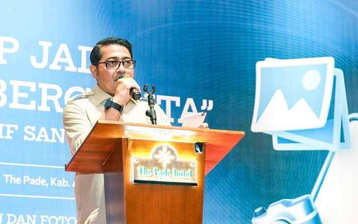 Menteri Ekonomi Kreatif, Teuku Riefky Harsya, memberi sambutan pada program KREASI: Kreatif Santri Indonesia dengan tema “Dari HP Jadi Karya Bercerita”, Aceh, Selasa (25/11/2025).