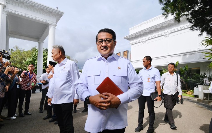 Menteri Ekonomi Kreatif, Teuku Riefky Harsya, memasuki Istana Negara untuk menghadiri Sidang Kabinet Paripurna, Jakarta, Senin (15/12//2025).