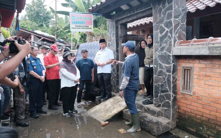 Wali Kota Depok, Supian Suri meninjau titik banjir di RT 02, RW 07 Kelurahan Tanah Baru, Kecamatan Beji, Rabu (05/03/25)