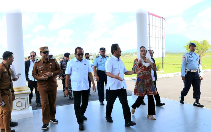 Cen Sui Lan dan Danlanud RSA saat Sambut Kunjungan Menteri KKP RI di Main Apron Lanud RSA, Kabupaten Natuna, Provinsi Kepulauan Riau, Selasa (26/8/2025).