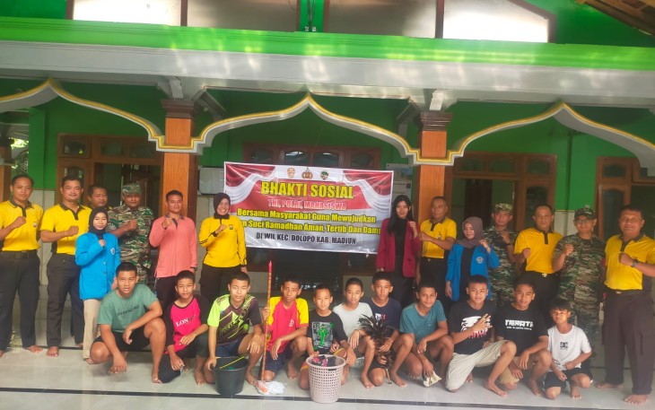 Anggota Koramil 0803/12 Dolopo Bersama Masyarakat Bersihkan Masjid Muttaqin