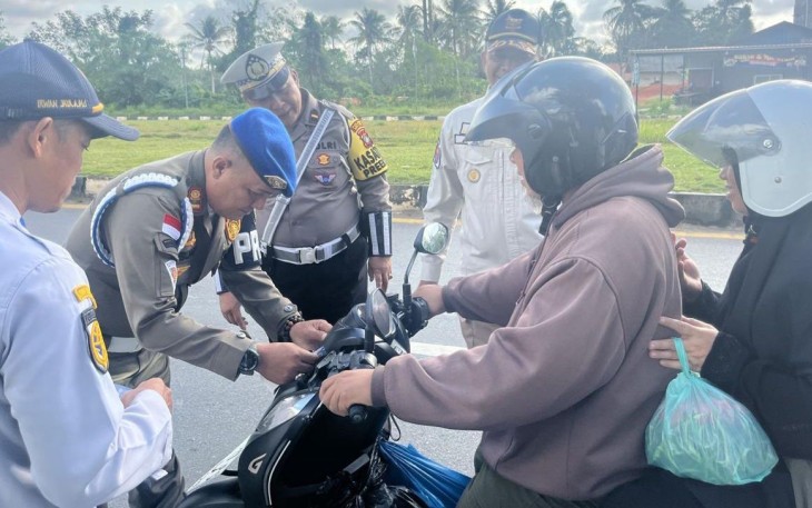 Satlantas Polres Bintan Bagikan Brosur Himbauan Keselamatan
