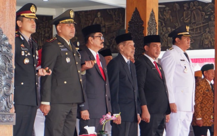 Dandim Pacitan Bersama Forkopimda saat Ikuti Upacara Pengibaran Bendera HUT ke-80 RI