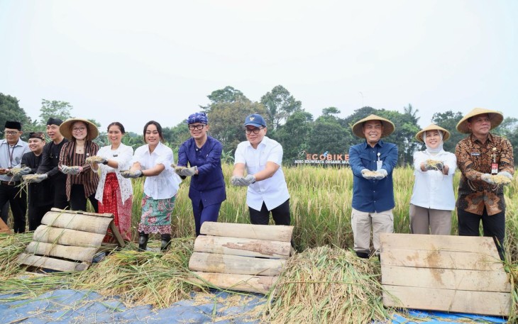 Wakil Menteri Dalam Negeri (Wamendagri) Bima Arya Sugiarto menekankan pentingnya kemandirian dan ketahanan pangan nasional saat menghadiri acara Panen Raya di Agro Edu Wisata Organik (AEWO) Mulyaharja, Kota Bogor, Jawa Barat, Kamis (17/4/2025)