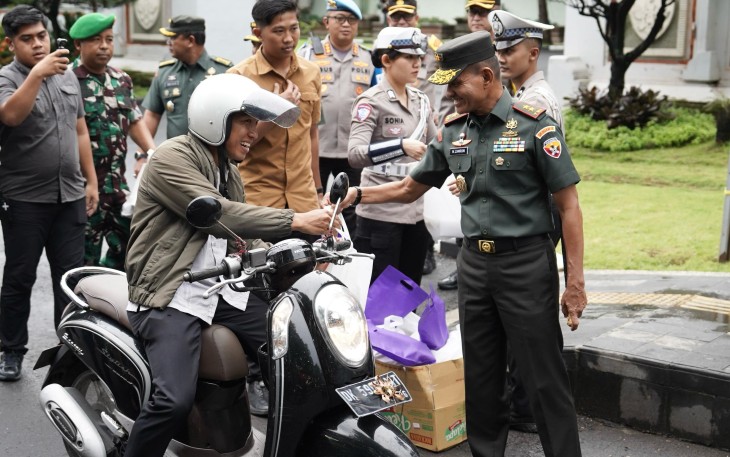 Pangdam Udayana dan Kapolda Bali Bagikan Takjil 