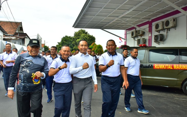 Pangkolinlamil Ikuti Olahraga Bersama Prajurit Marinir