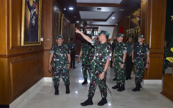 Gubernur Akademi Militer Mayjen TNI Arnold A.P. Ritiauw didampingi para Pejabat Utama Distribusi Akademi Militer menyambut kedatangan Panglima TNI Jenderal TNI Agus Subiyanto, S.E., M.Si