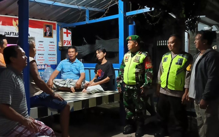 Anggota Koramil 0803/05 Wungu Bersama Tiga Pilar Kembali Aktifkan Poskamling Antisipasi Kerawanan Kamtibmas di Bulan Ramadan