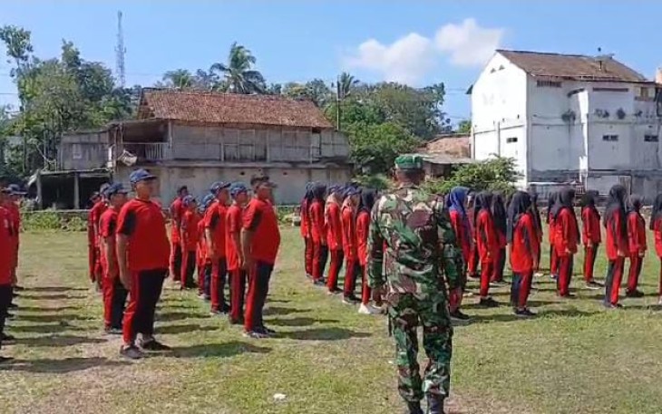 Babinsa Koramil 0801/04 Tegalombo Latih PBB