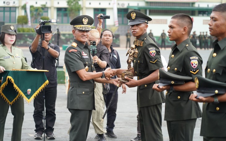 Pangdam IX/Udayana, Mayjen TNI Muhammad Zamroni, S.I.P., M.Si memimpin Upacara Penutupan Pendidikan Pertama Bintara TNI AD Gel II TA. 2024 yang digelar di Rindam IX/Udayana, Kediri, Tabanan, pada Kamis (27/3/2025)