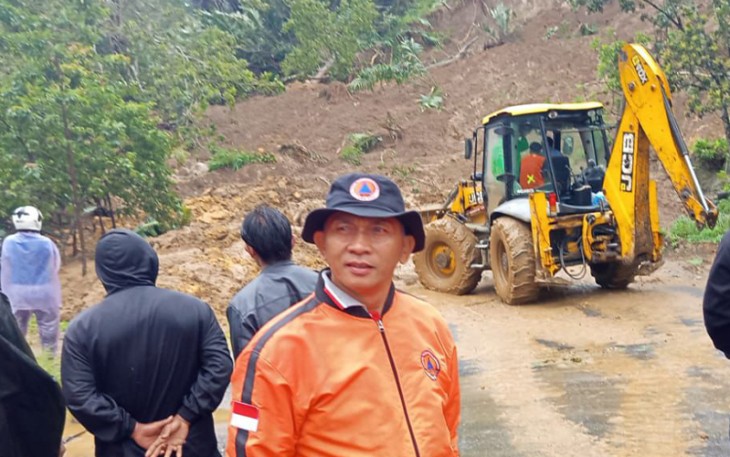 Pembersihan material longsor yang menutup badan jalan.