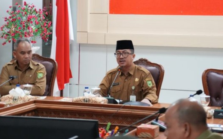 Sekretaris Daerah (Sekda) Natuna, Boy Wijanarko Varianto bersama Kelapa Organisasi Perangkat Daerah (OPD) dan Forkopimda Natuna, mengadakan rapat untuk penyambutan Bupati dan Wakil Bupati Natuna, Cen Sui Lan dan Jarmin Sidik