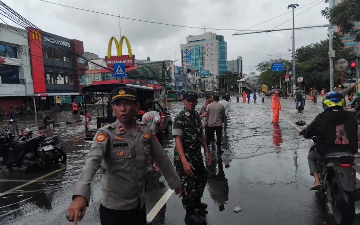Kapolsek Kebon Jeruk Polres Metro Jakarta Barat, KOMPOL Nur Aqsha Ferdianto, bersama Wakapolsek dan unsur Tiga Pilar turun langsung untuk mengecek kondisi wilayah terdampak, Rabu (29/1/2025)