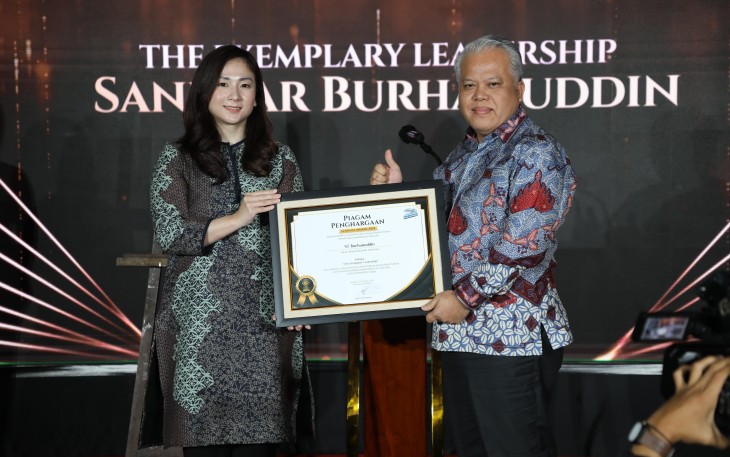 Jaksa Agung Republik Indonesia ST Burhanuddin meraih penghargaan dengan kategori ”The Exemplary Leadership”, dari Radio Elshinta pada acara Elshinta Award 2025 yang diselenggarakan pada Rabu 5 Februari 2025 di Gedung Antara Haritage Center, Pasar Baru, Jakarta Pusat
