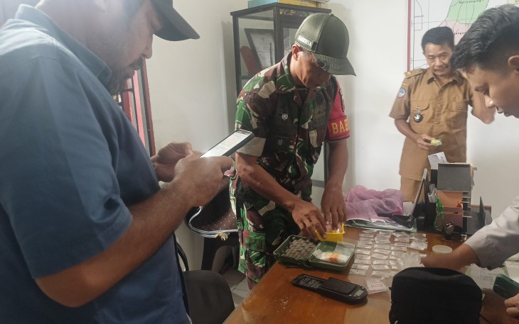 Personel Kodim 1410/Bantaeng Bersama Warga Serahkan Temuan Diduga Narkotika Jenis Sabu ke Polres Bantaeng 