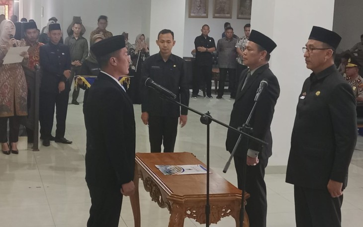 Bupati Dedi Irawan Lantik Tedi Zadmiko Sebagai Pj Sekda Pesisir Barat